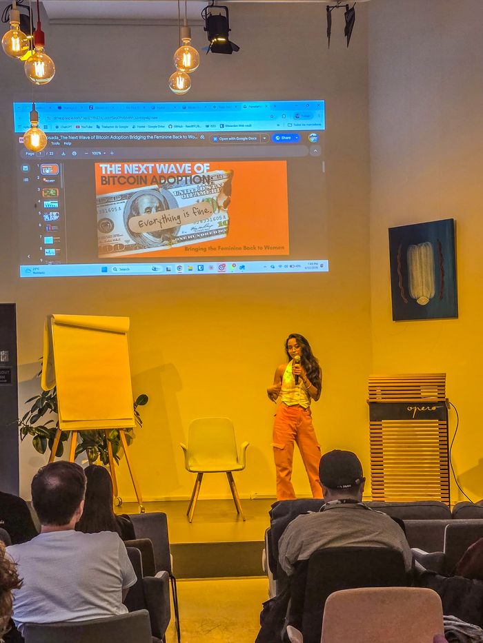 Pamela Posada enseñando Bitcoin