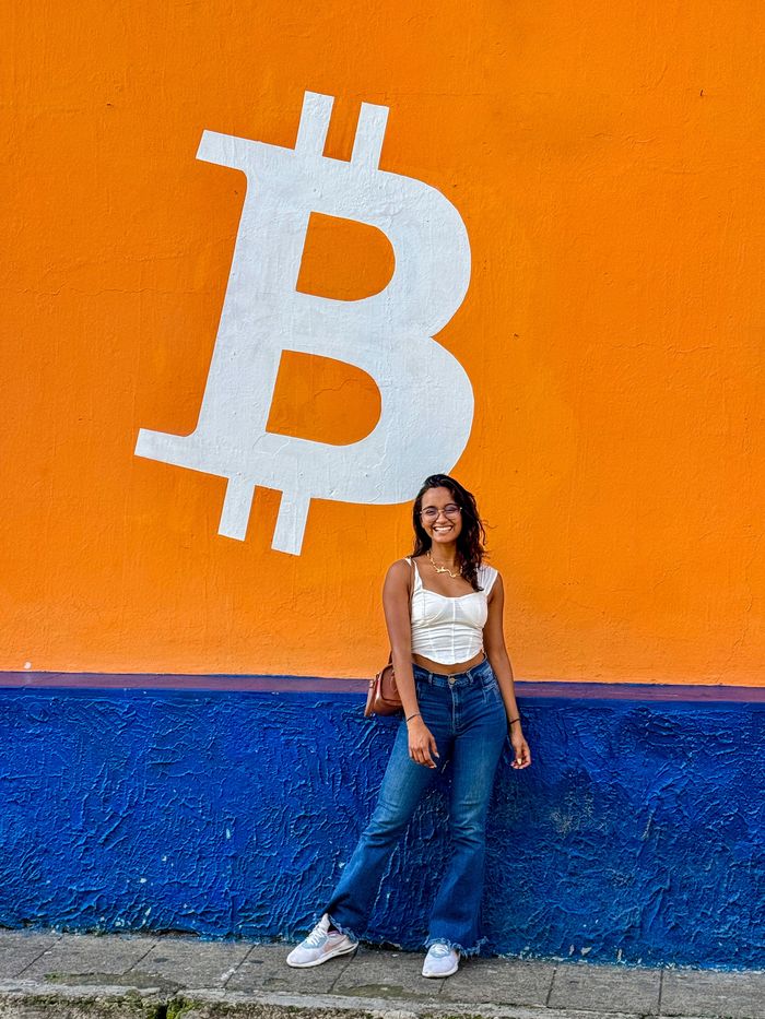 Pamela Posada con el logo de Sisters of Satoshi