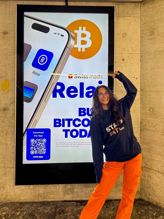 Pamela Posada en la calle con Bitcoin
